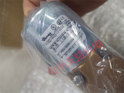 VGG-4422-U-A240.jpg
